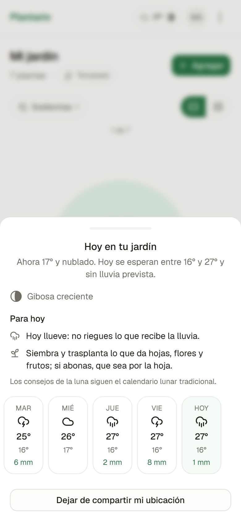 El panel del resumen del día abierto sobre el jardín: 17 grados y nublado, entre 16 y 27 grados, gibosa creciente, dos consejos y la fila de los últimos días.